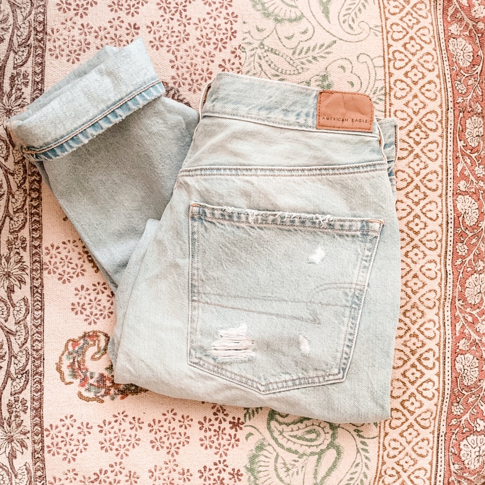 American Eagle Distressed mom Jean